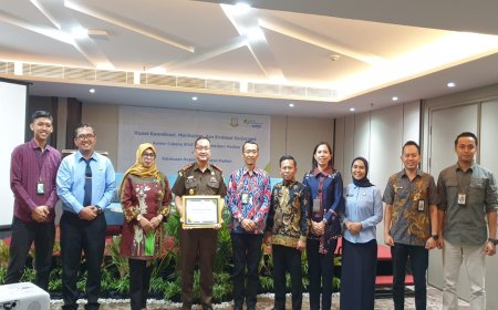 Piagam Penghargaan dari Kepala Kantor BPJS Ketenagakerjaan Cabang Madiun