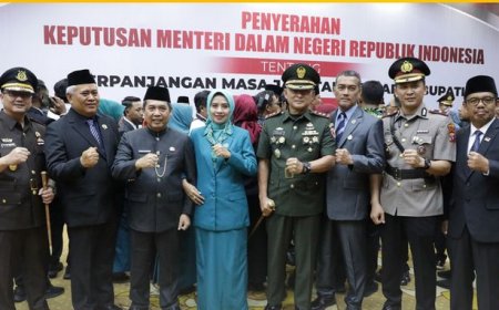 Penyerahan Surat Keputusan Menteri Dalam Negeri Republik Indonesia tentang perpanjangan masa jabatan Penjabat Bupati Madiun oleh Pj. Gubernur Jawa Timur