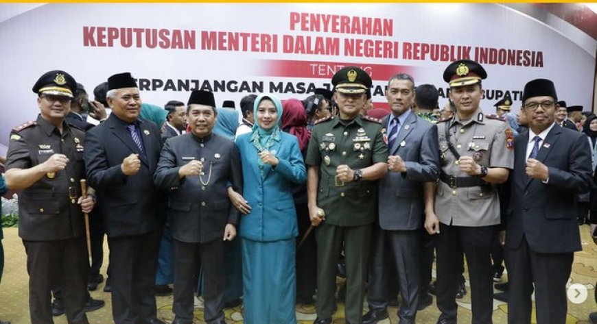 Penyerahan Surat Keputusan Menteri Dalam Negeri Republik Indonesia tentang perpanjangan masa jabatan Penjabat Bupati Madiun oleh Pj. Gubernur Jawa Timur