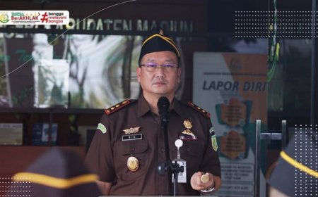 Kepala Kejaksaan Negeri Kabupaten Madiun, Bapak Oktario Hartawan Achmad, S.H., M.H., CSSL. memimpin pelaksanaan Apel Pagi