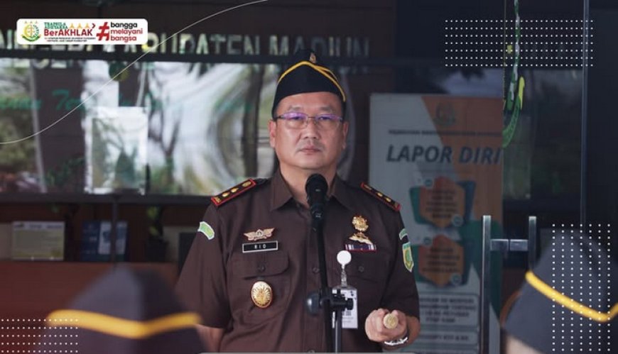 Kepala Kejaksaan Negeri Kabupaten Madiun, Bapak Oktario Hartawan Achmad, S.H., M.H., CSSL. memimpin pelaksanaan Apel Pagi
