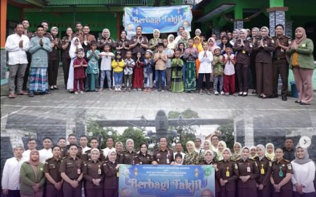 Kegiatan berbagi takjil kepada masyarakat