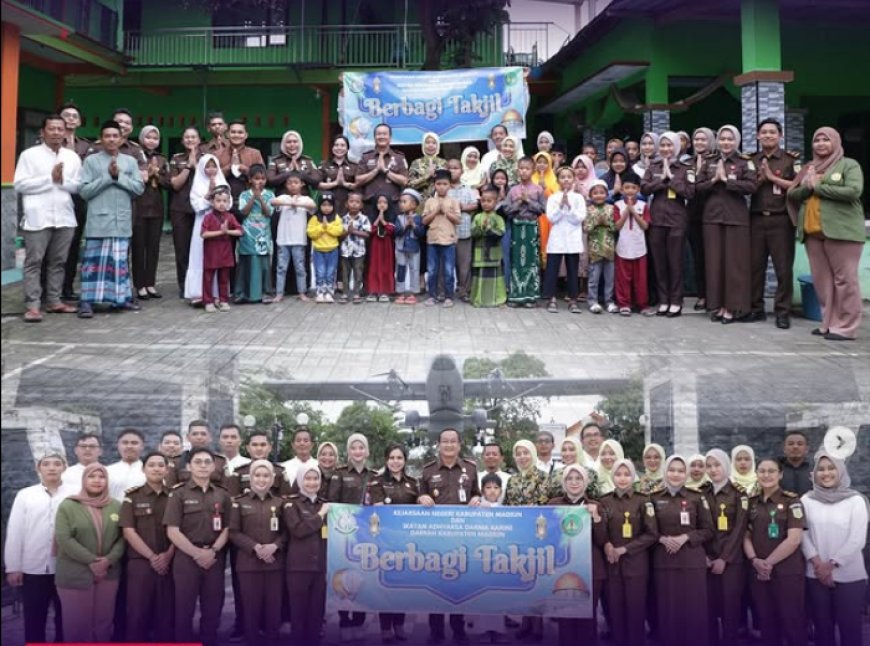 Kegiatan berbagi takjil kepada masyarakat