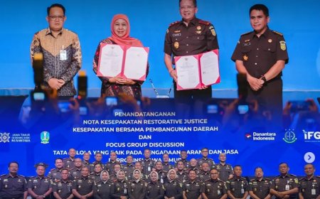 Penandatanganan Perjanjian Kerja Sama antara Pemerintah Provinsi Jawa Timur dengan Kejaksaan Tinggi Jawa Timur, serta antara Pemerintah Kabupaten/Kota dengan Kejaksaan Negeri se-Jawa Timur.