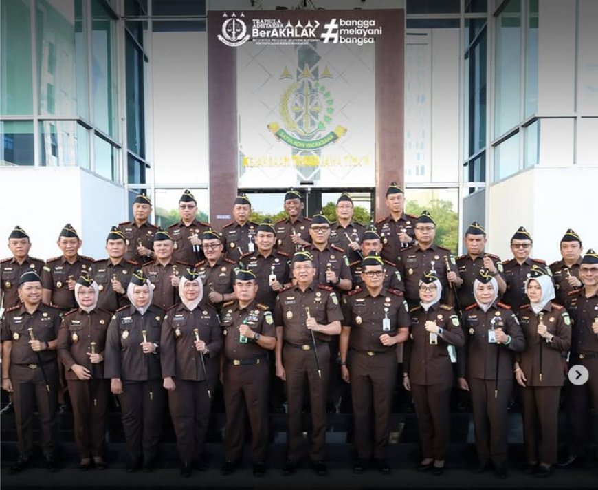 Upacara Penyerahan Tongkat Komando yang dipimpin oleh Kepala Kejaksaan Tinggi Jawa Timur