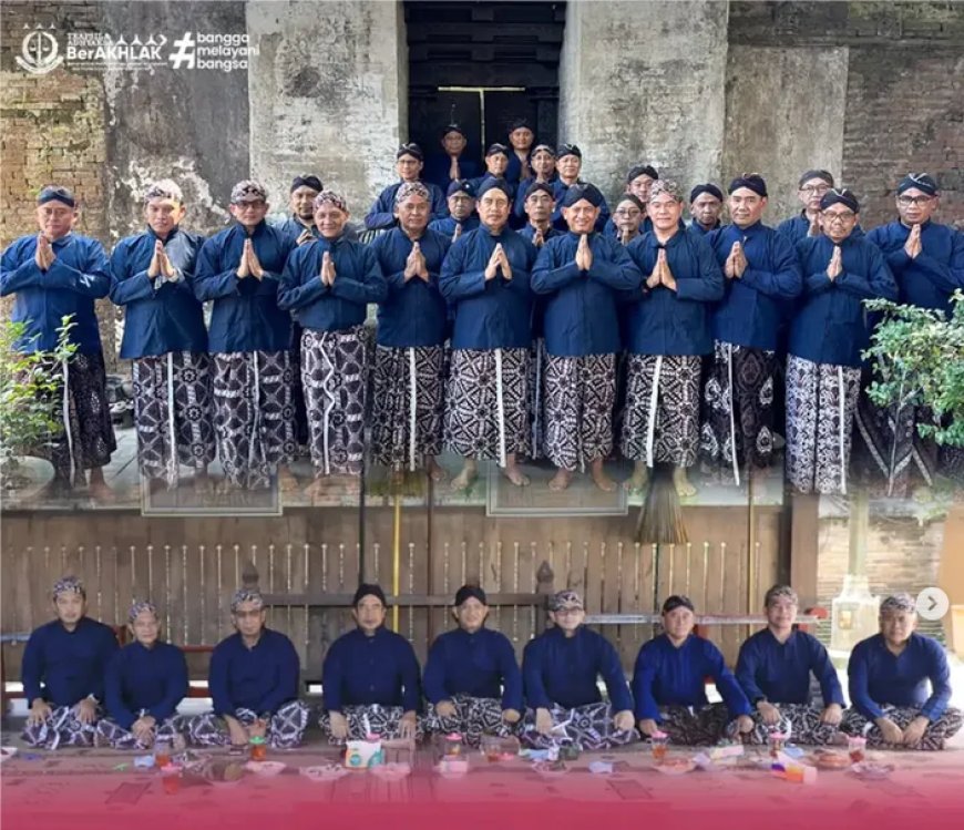 Ziarah dan tabur bunga di makam Bupati Madiun R.A. Retno Dumilah, sebagai rangkaian peringatan Hari Jadi Kabupaten Madiun Ke-458.